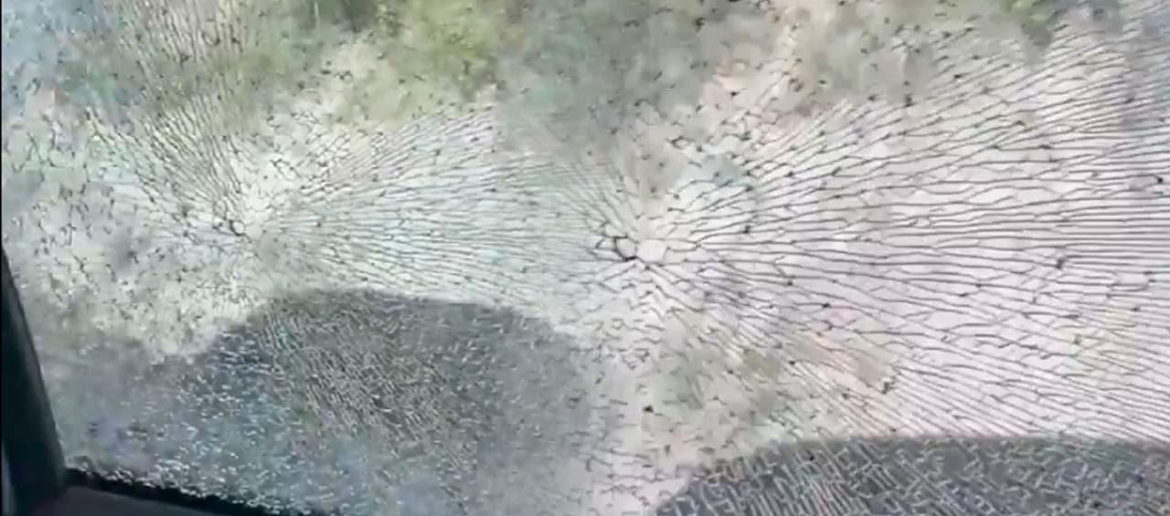 Así quedó el vidrio del conductor del vehículo.