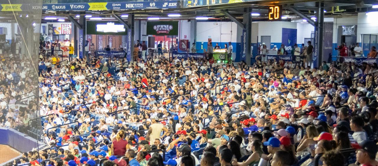 Público en el estadio Édgar Rentería.