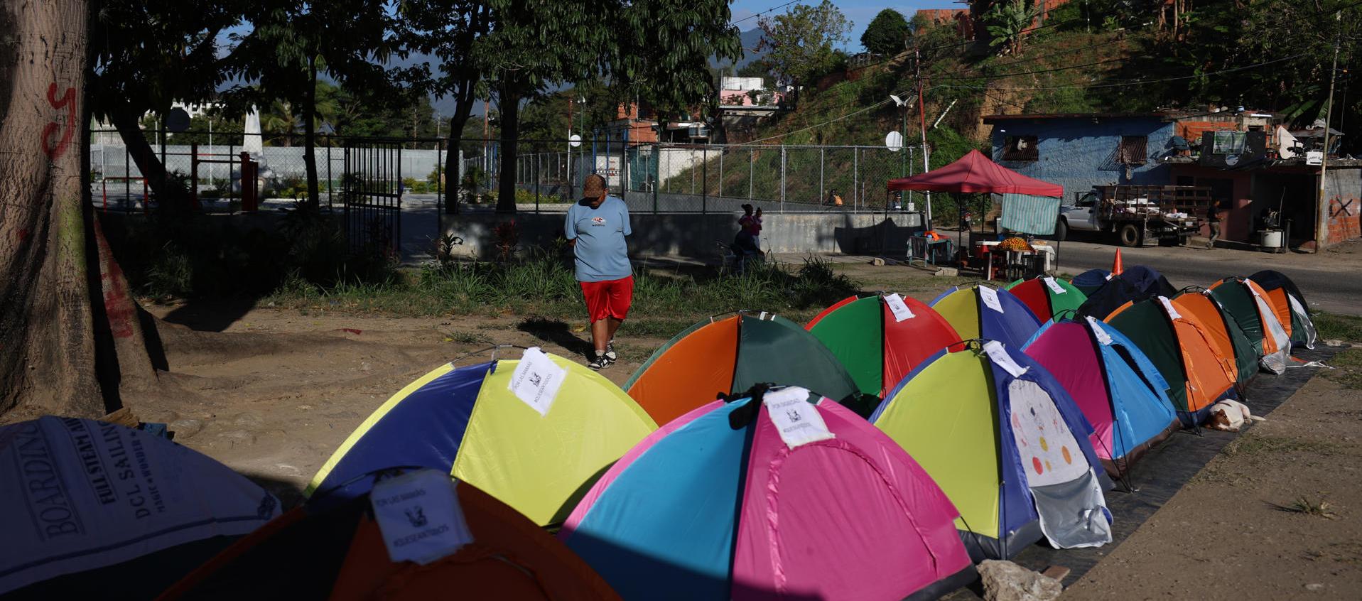 carpas de familiares de presos políticos frente al centro penitenciario Rodeo I, en Zamora, estado de Miranda.