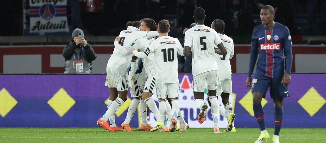 La celebración de los jugadores del París FC.