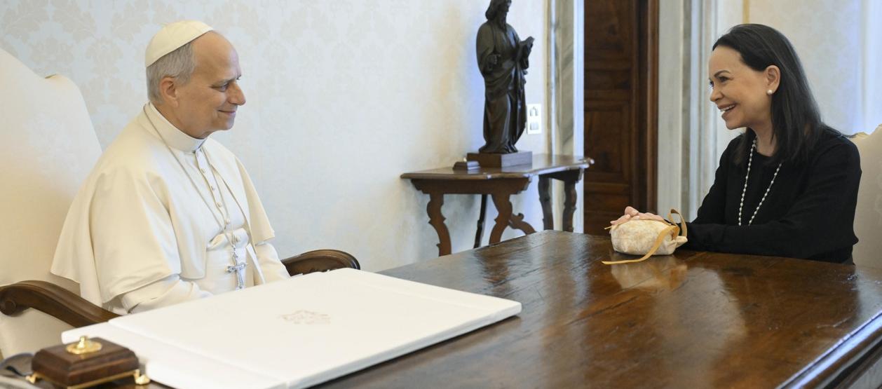 El Papa León XIV y la líder opositora venezolana María Corina Machado.