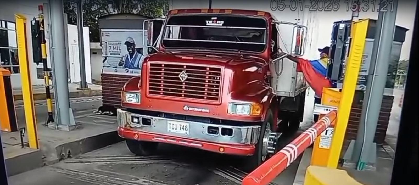 Momento de un cobro ilegal.