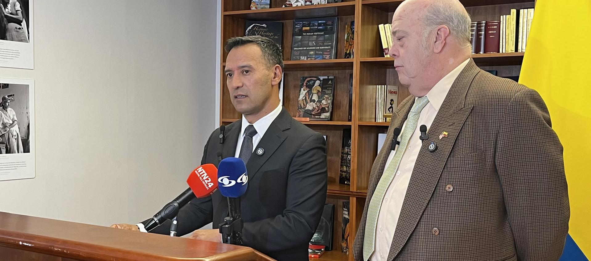 Pedro Sánchez, ministro de Defensa ofreciendo una rueda de prensa en  Washington.