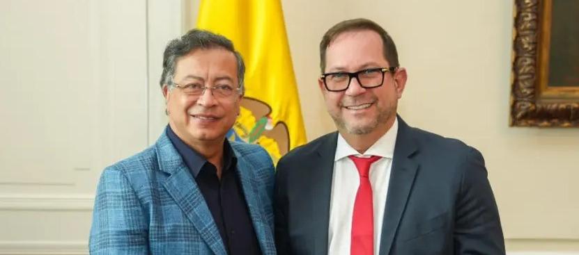 El Presidente Gustavo Petro y el presidente del Senado Lidio García. 