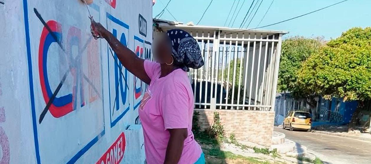 Varias personas decidieron este sábado borrar los avisos políticos. 