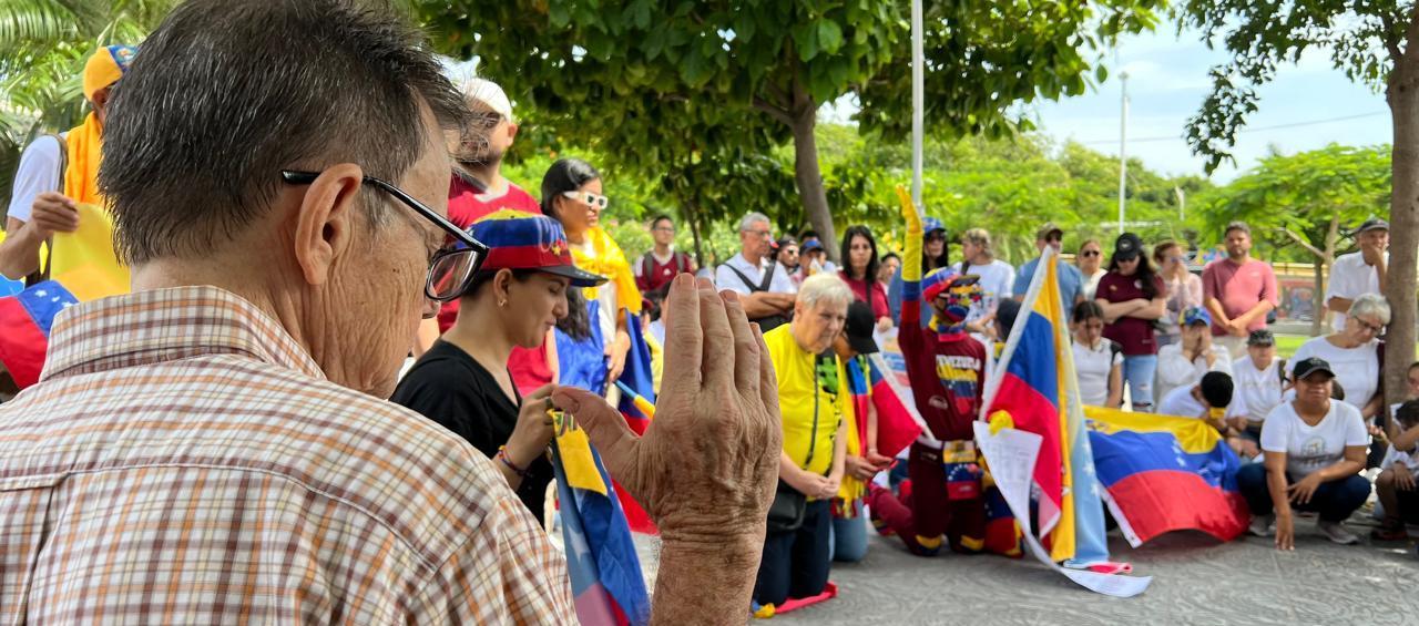 Plantón de venezolanos en la Plaza de la Paz