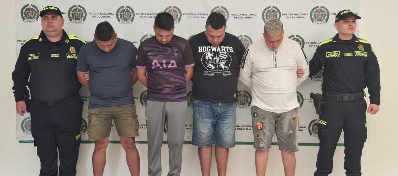 Los capturados junto a las autoridades.