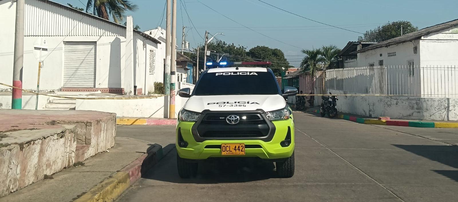 La Policía acordonó la calle donde se encuentra la vivienda en la que fue encontrado el cuerpo del hombre. 