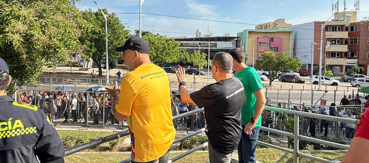 Autoridades en visita de inspección al estadio Romelio Martínez, en donde será la Lectura del Bando. 