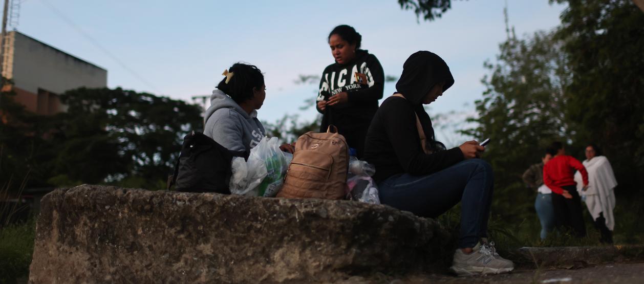 Familiares de presos políticos en la cárcel El Rodeo I este lunes, en Caracas (Venezuela).