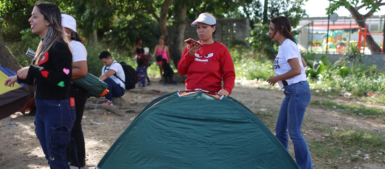 Personas esperan cerca a la cárcel El Rodeo I.