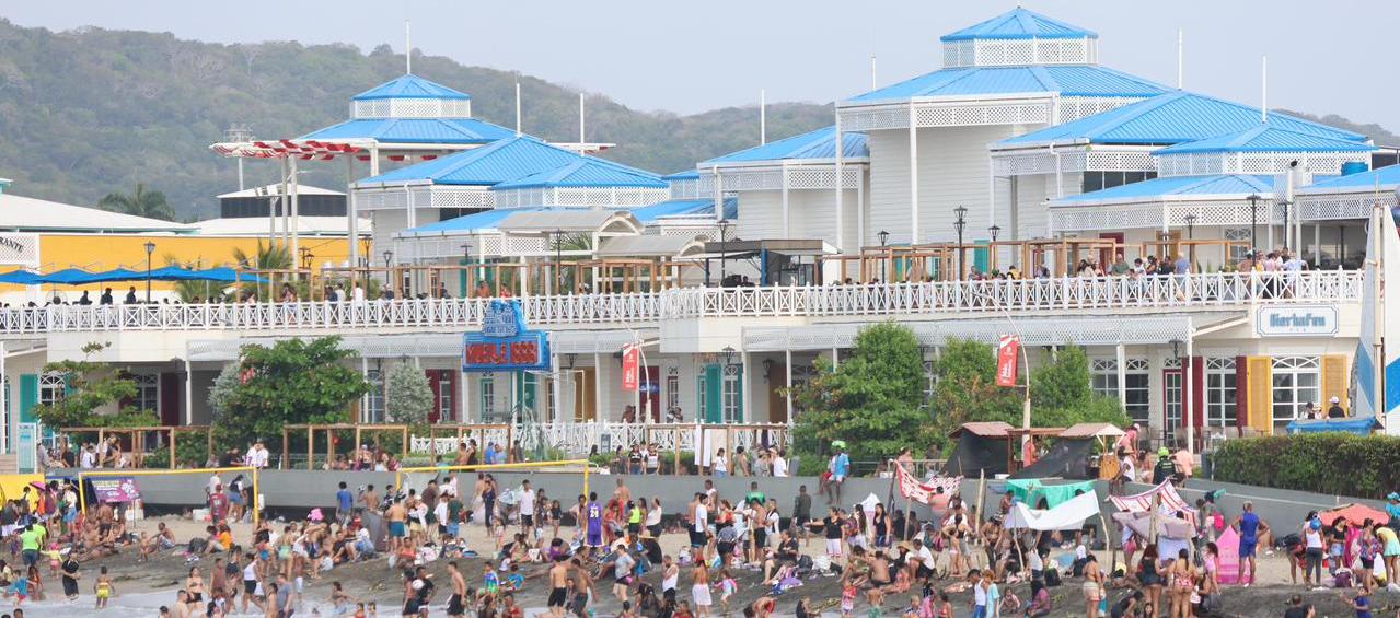 Turismo en las playas de Puerto Colombia. 