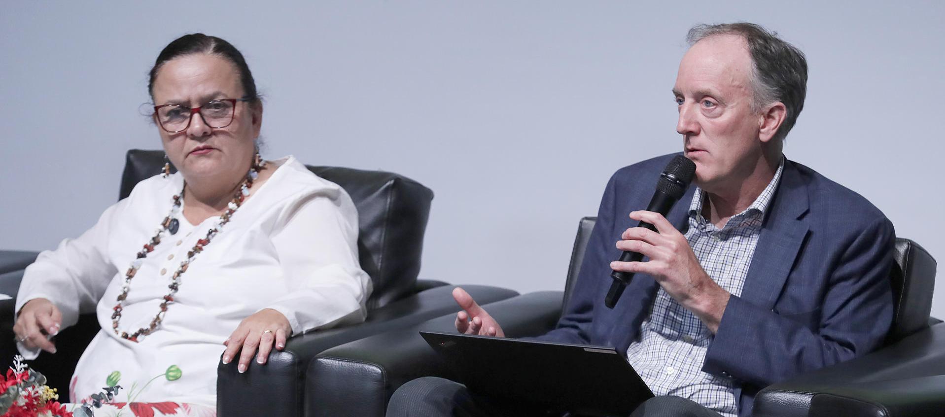 Representante de la ONU para los Derechos Humanos en Colombia, Scott Campbell; y la consejera presidencial para las regiones de Colombia, Luz María Múnera. 