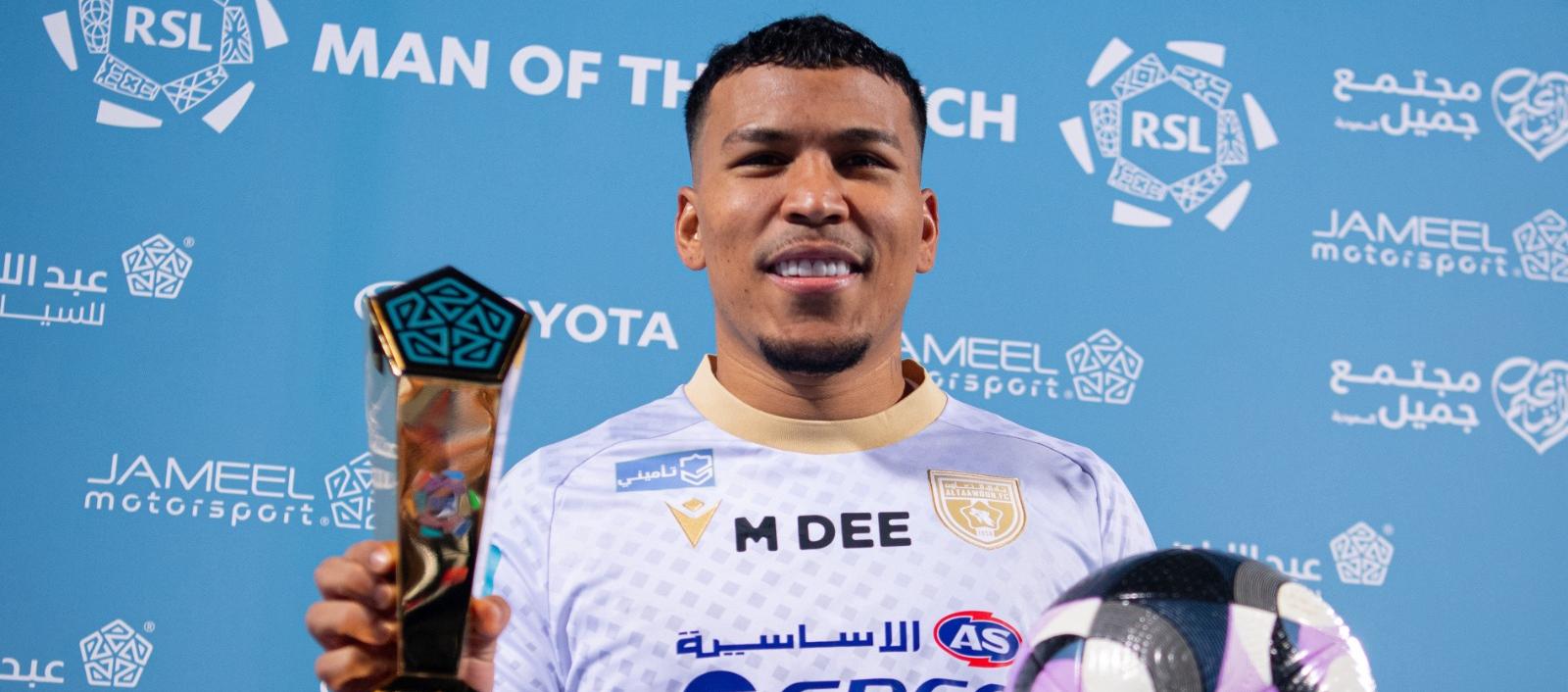 Roger Martínez fue elegido la figura del partido.