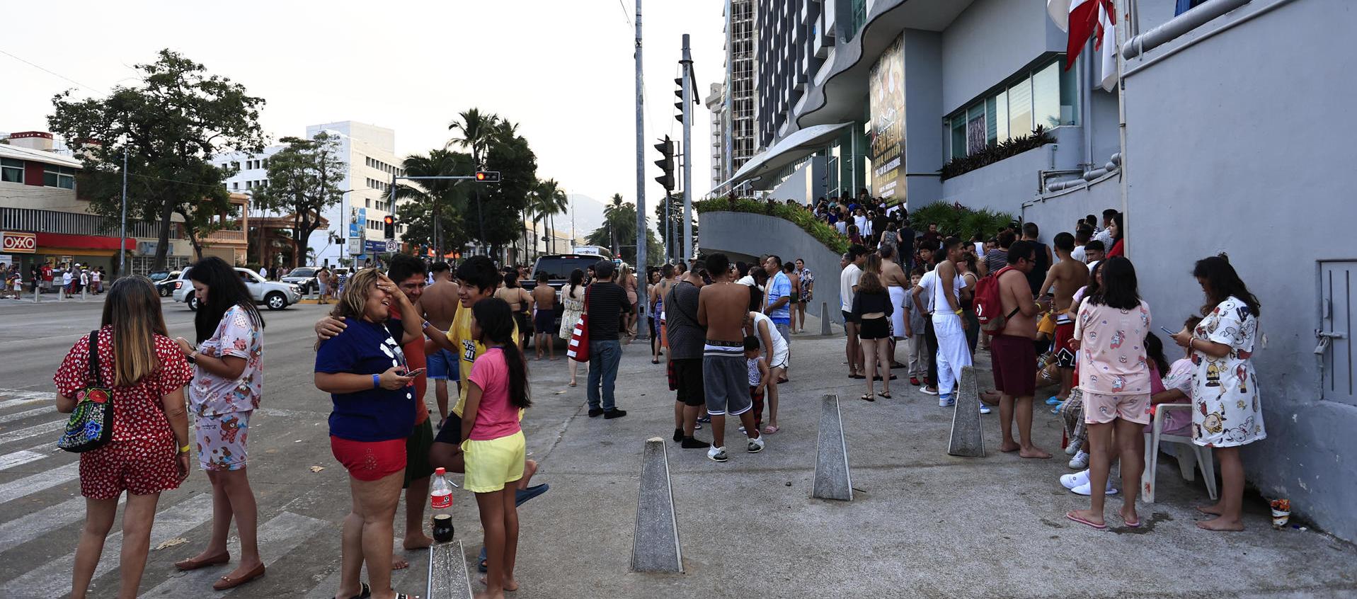 Personas evacuando los edificios tras el sismo en Ciudad de México.