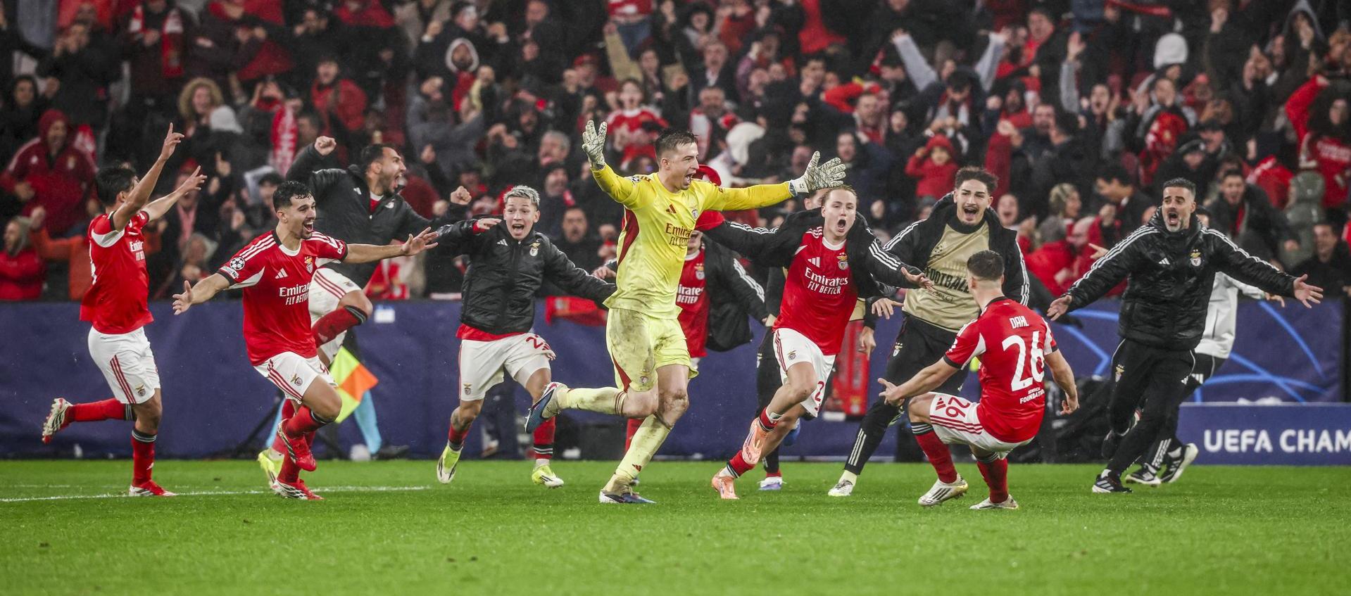 Anatoliy Trubin celebrando su victoria.