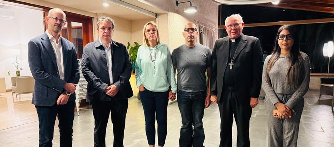 Rafael Tudares (centro) junto a su esposa tras ser liberado.