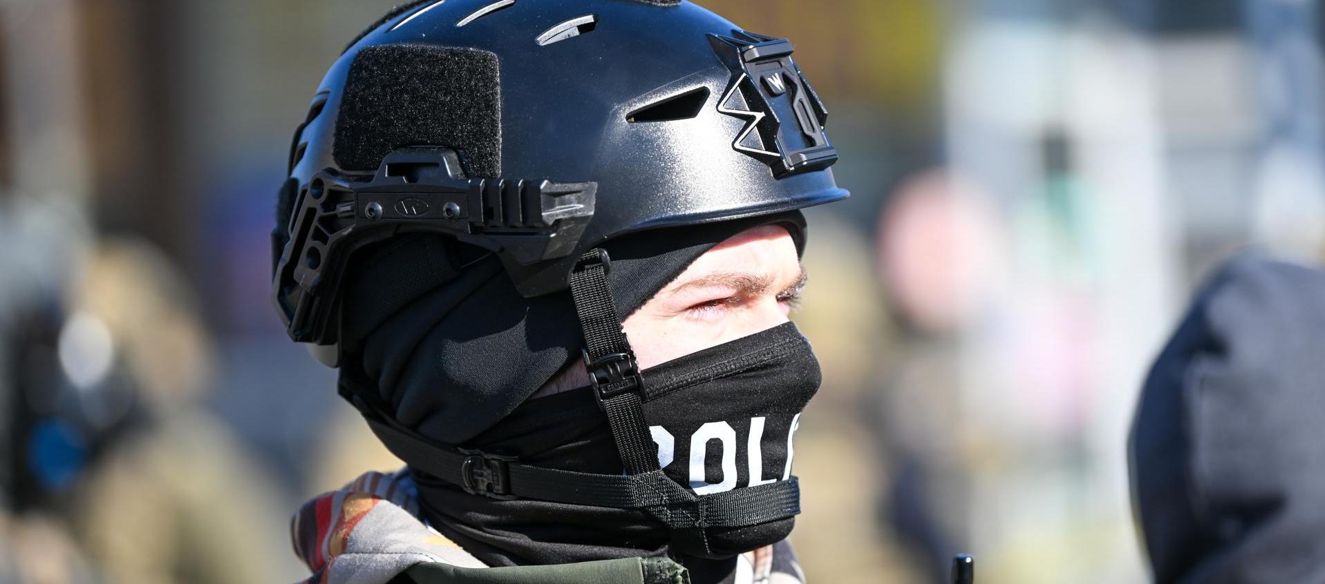 Un oficial federal hace guardia durante los enfrentamientos después de que ICE disparó fatalmente a un hombre varias veces mientras intentaban detenerlo en Minnesota.