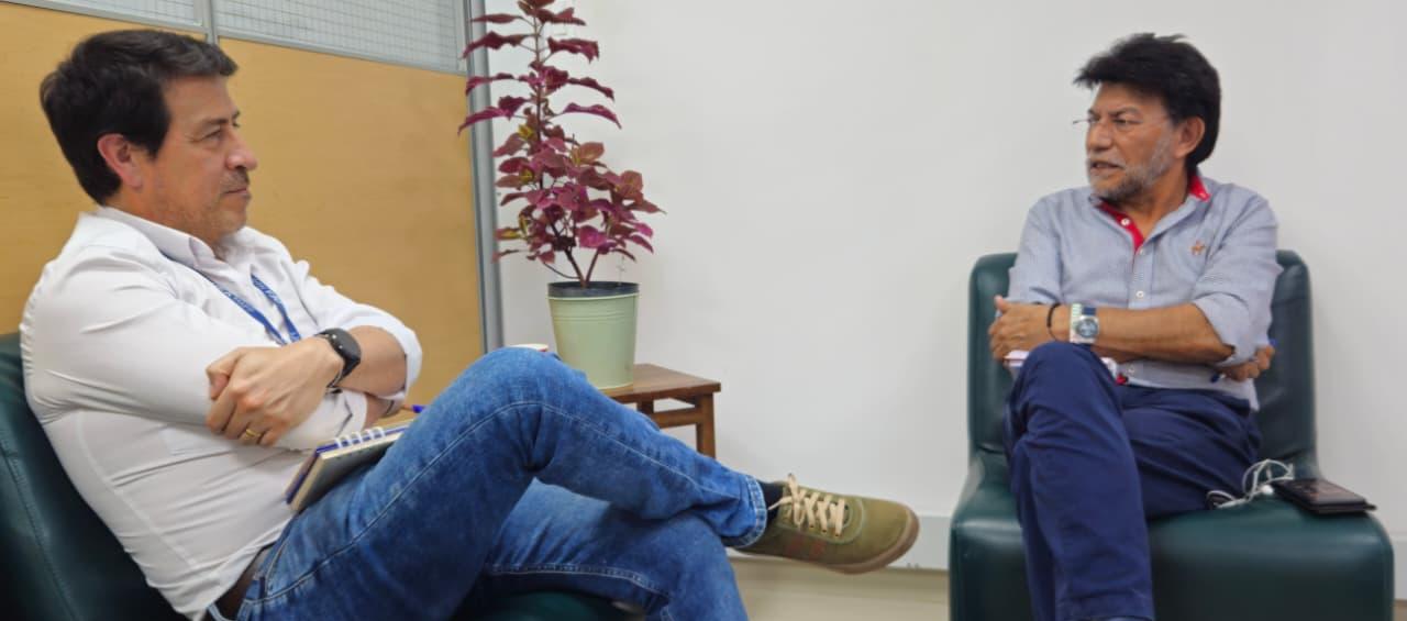 José Humberto Torres (derecha), director territorial de la URT para Magdalena y Atlántico. 