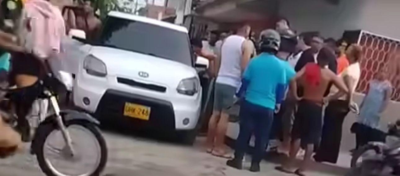 La víctima conducía este vehículo blanco cuando fue baleada. 