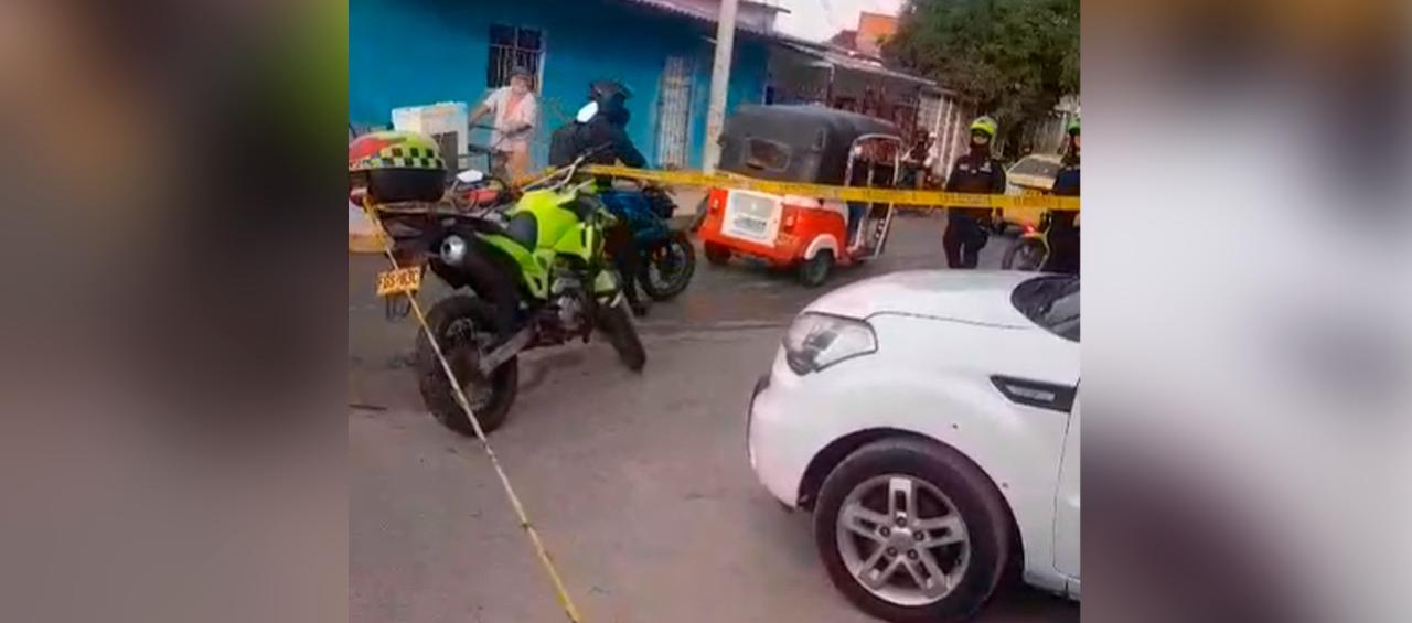 El hombre herido conducía este vehículo blanco cuando fue baleado. 