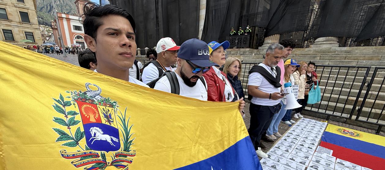El grupo de venezolanos en la Plaza de Bolívar.
