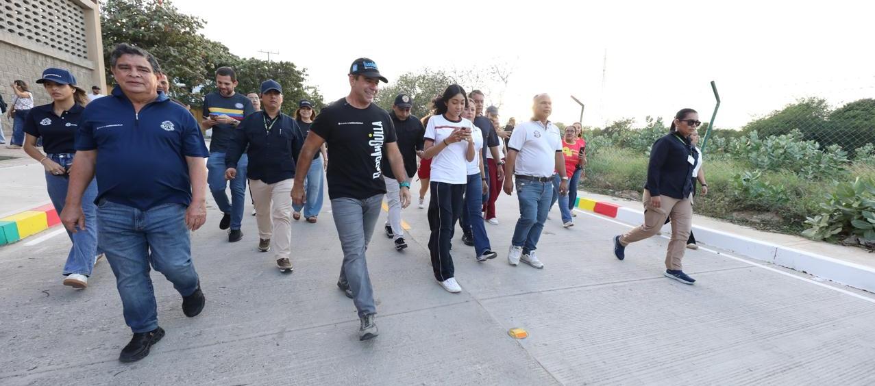 Alcalde Alejandro Char en la entrega de obras de pavimentación en La Concepción. 