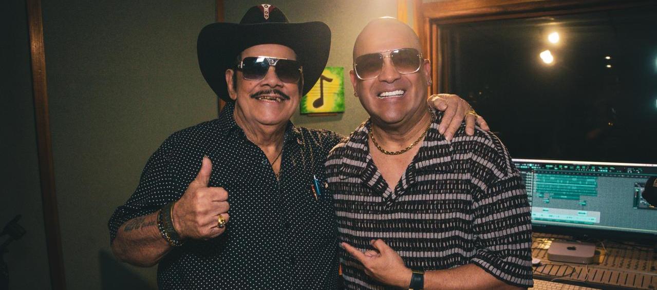 Aníbal Velásquez y Chatella grabando la canción. 