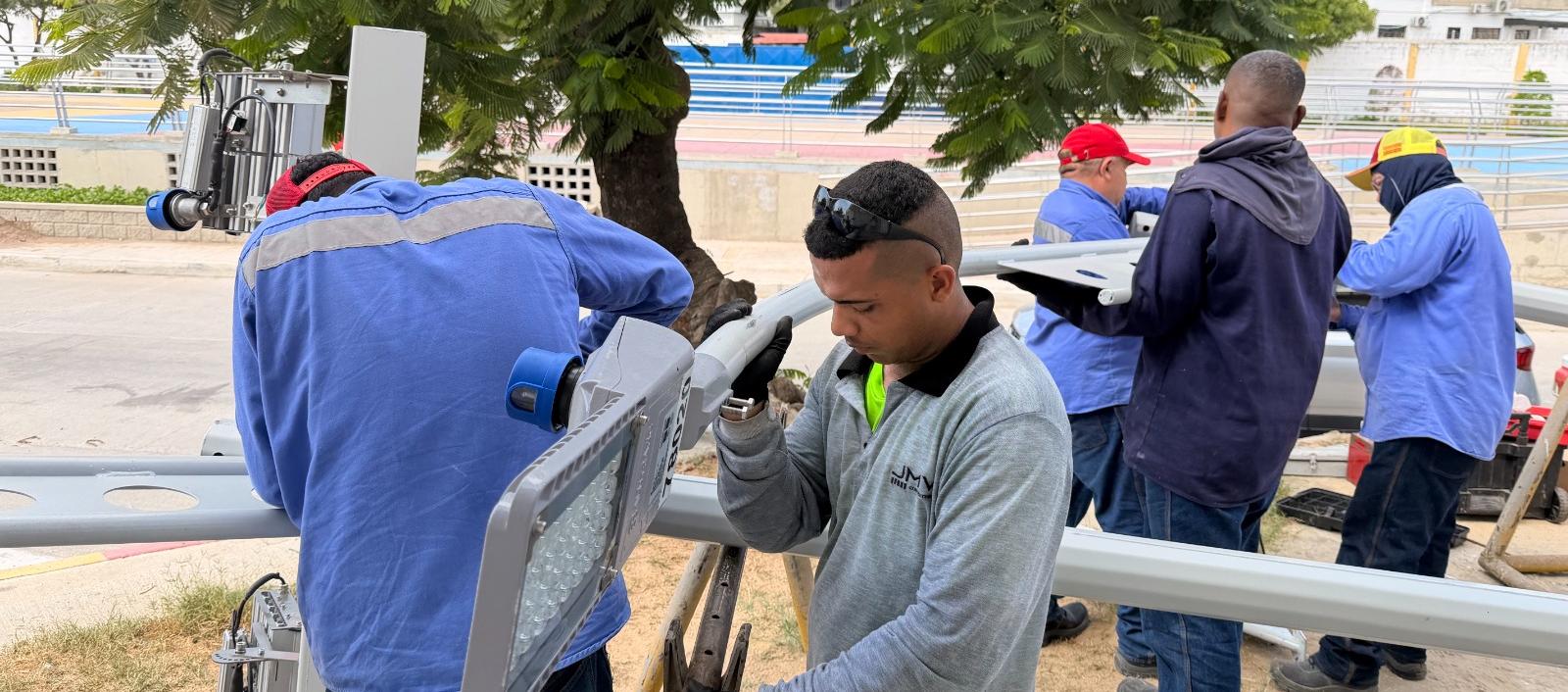 Instalación de luminaria en el Malecón de Rebolo. 
