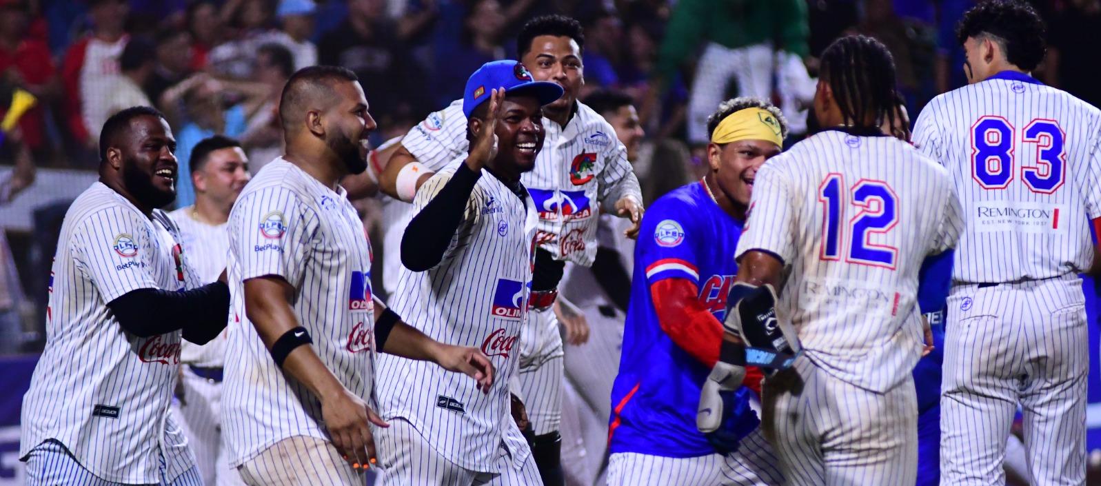 Carlos Arroyo (12) es felicitado por sus compañeros tras darle la victoria a Caimanes con un jonrón. 