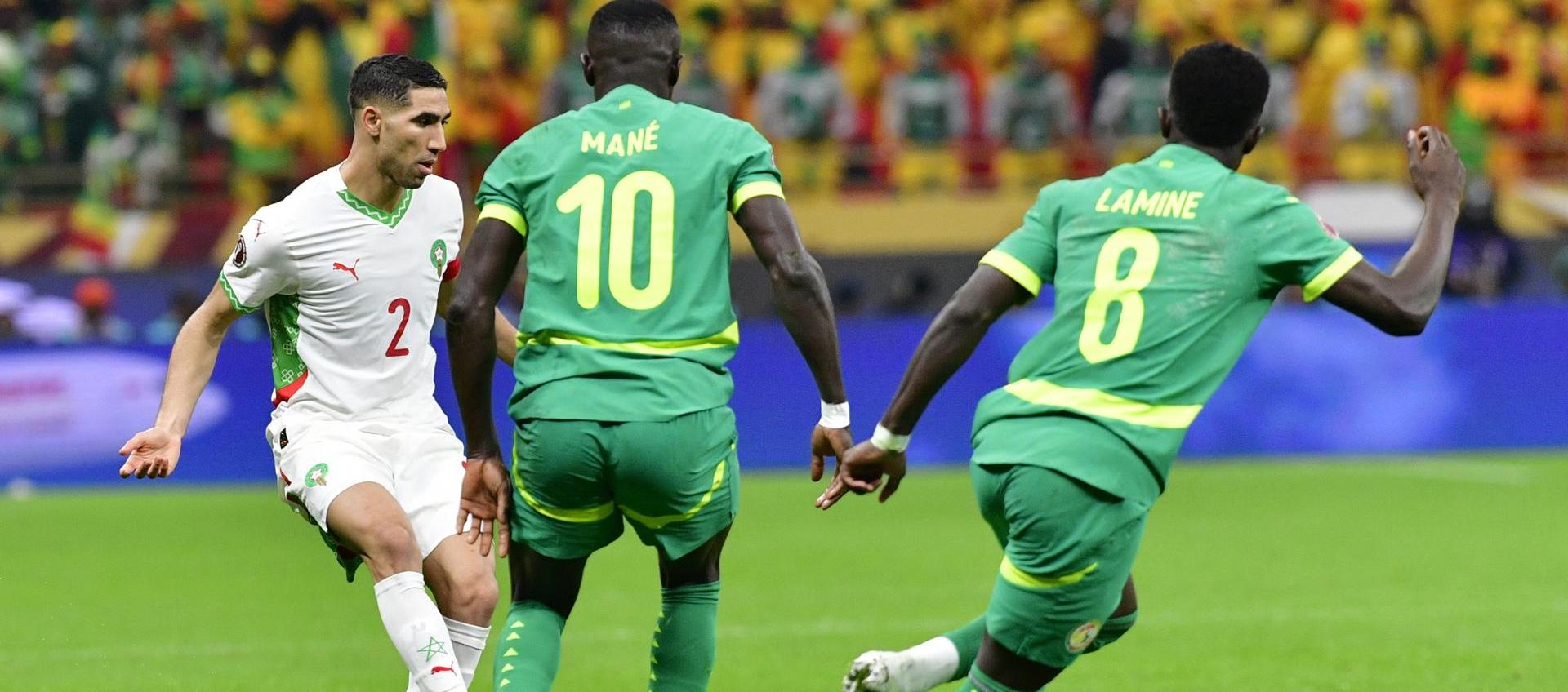 Acción de juego de la final entre Marruecos y Senegal.