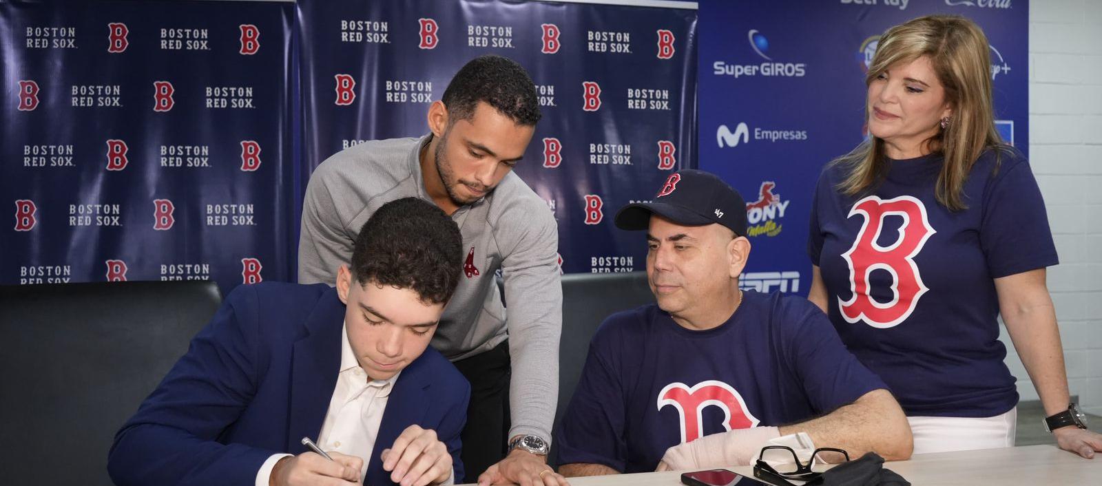 Harry José Canedo Name firmando con Boston Red Sox. 