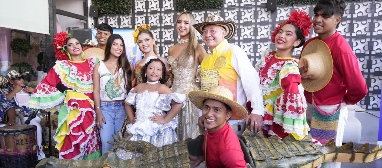 Sahara Ledesma y María Sofía Infante, reinas del Festival; María Fernández, gestora social; el alcalde Luis Fernández Quinto, y la Reina del Carnaval de la 44, Sharon Hurtado.