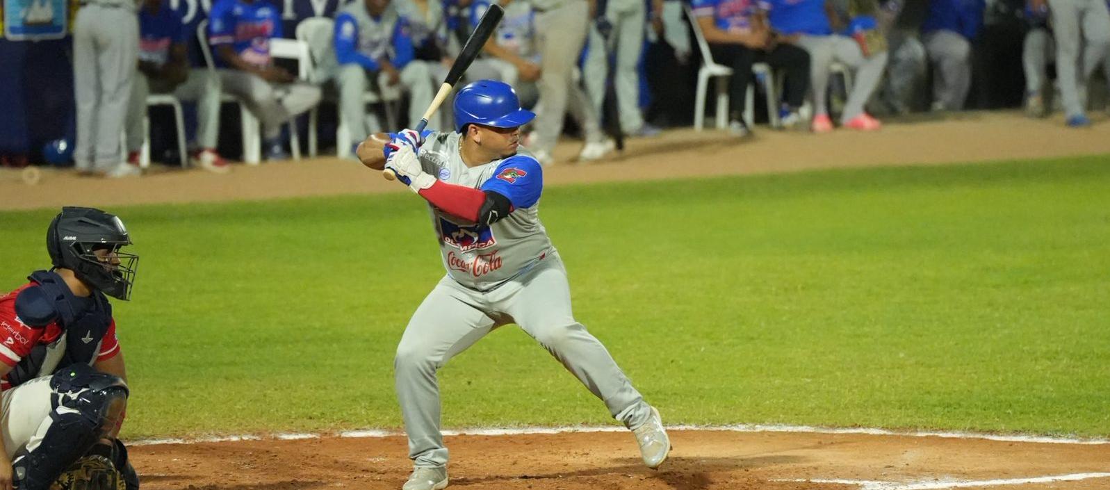 El venezolano Juan Fernández anotó la primera carrera de Caimanes. 