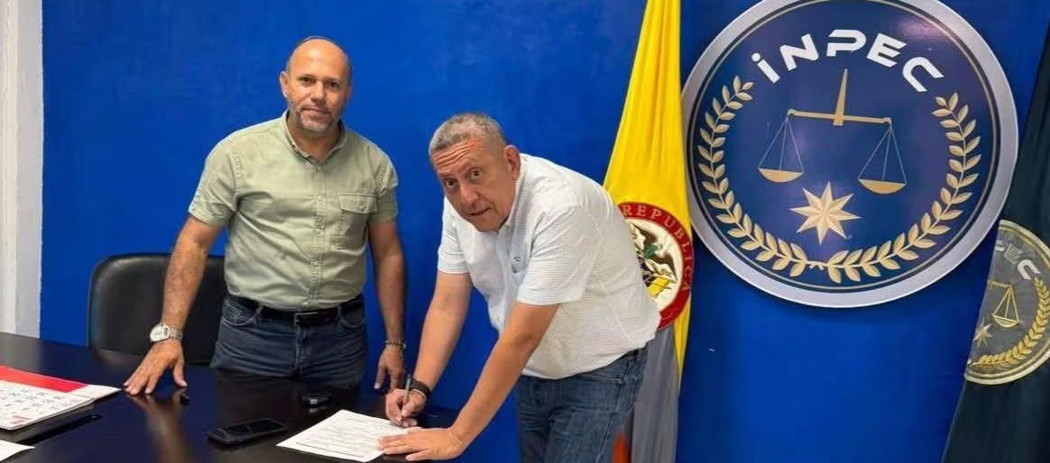 Edgar Rodríguez (blanco), director de la cárcel de Neiva, y el subdirector Renato Solano (verde).