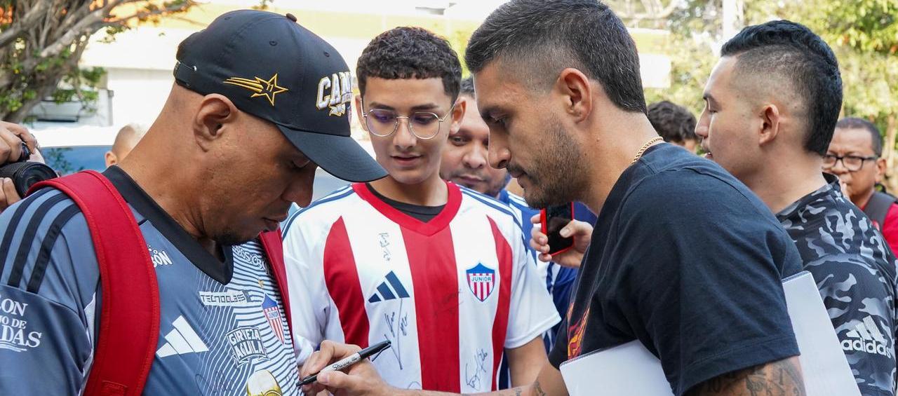 Guillermo Celis compartió con los hinchas en el inicio de trabajos del Junior.