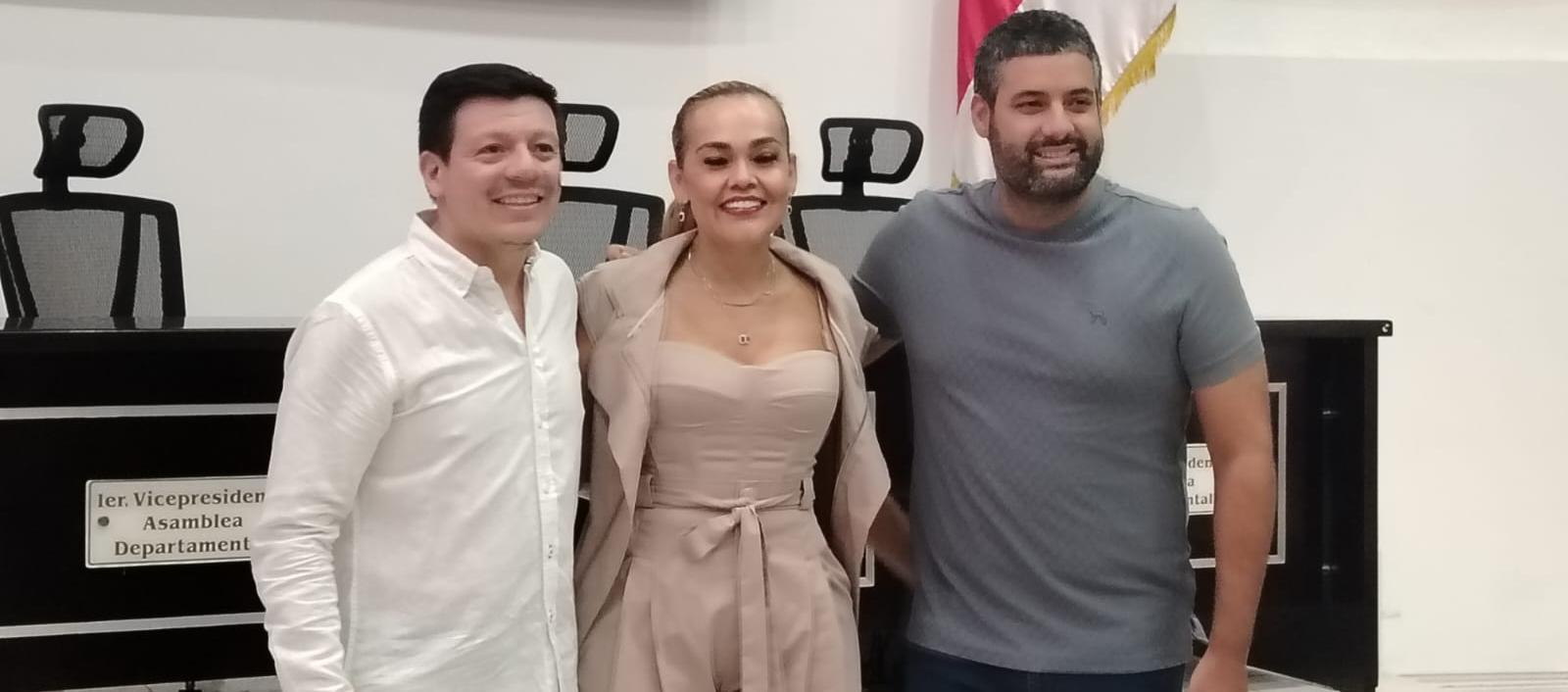 Leydy Mojica Peña, Contralora departamental (centro).