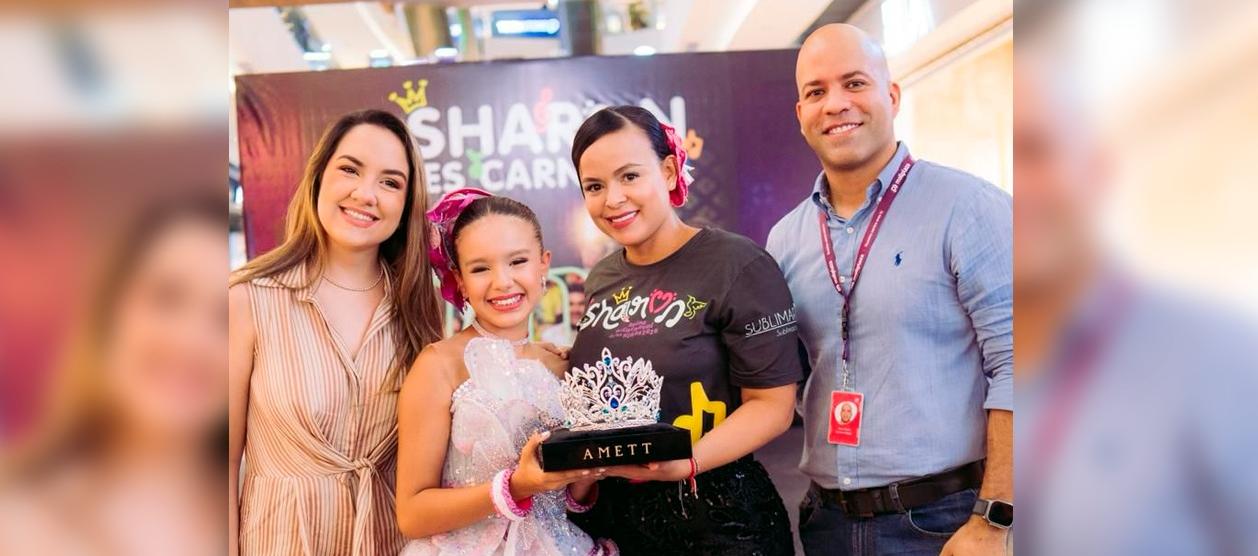 La reina infantil Sharon Acosta recibe su corona 'Latido del Son Caribe'.