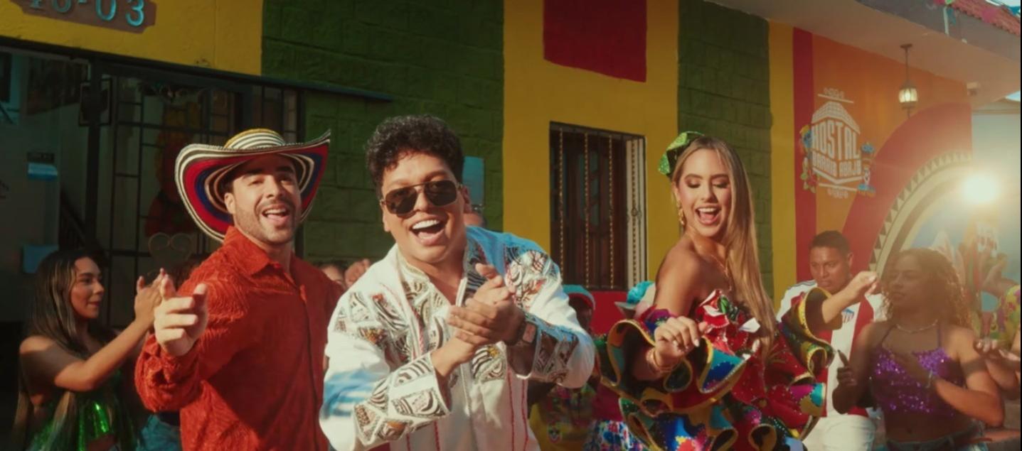 Mike Rodríguez junto a los Reyes del Carnaval de la 44.