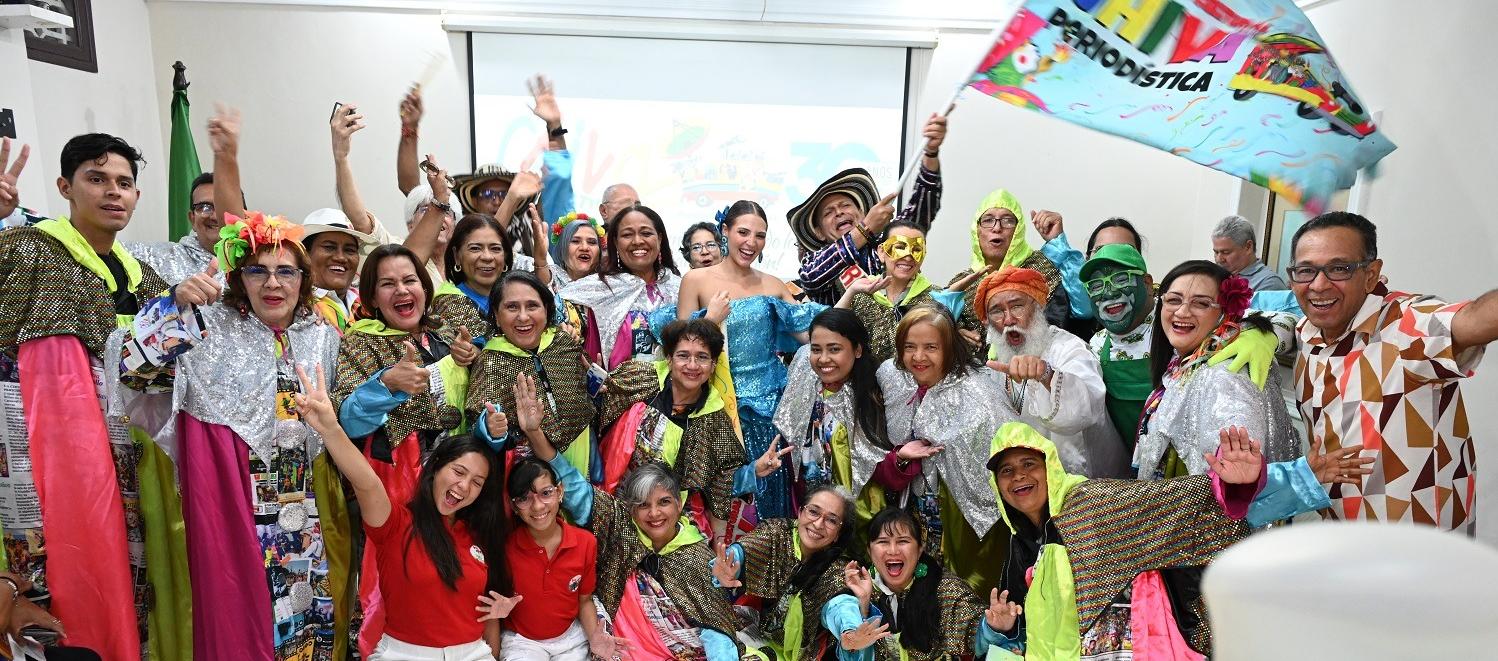 Integrantes de la Chiva Periodística junto a Reyes del Carnaval, Michelle Char y Adolfo Maury. 