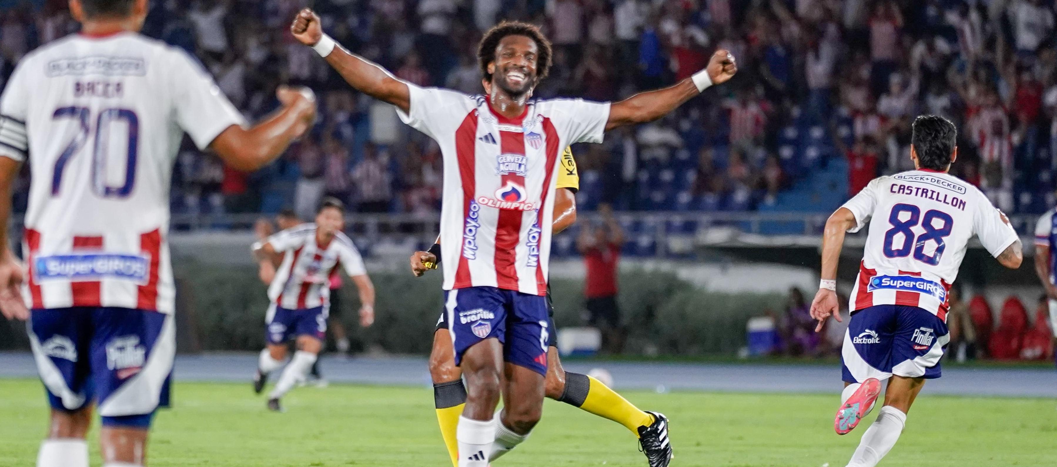 Didier Moreno celebran un gol con Junior. 