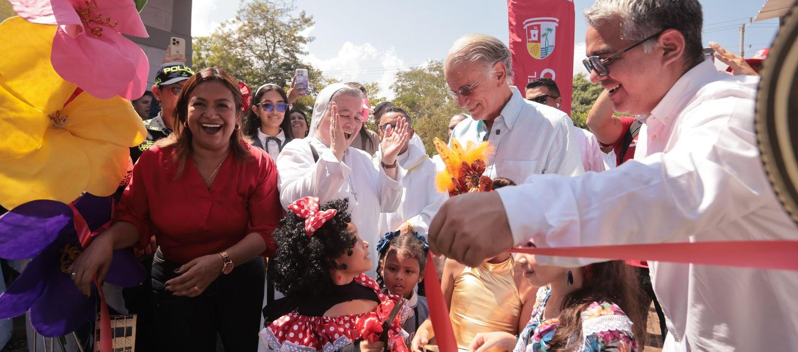 Gobernador Verano en la bienvenida de los estudiantes en el regreso a clases. 