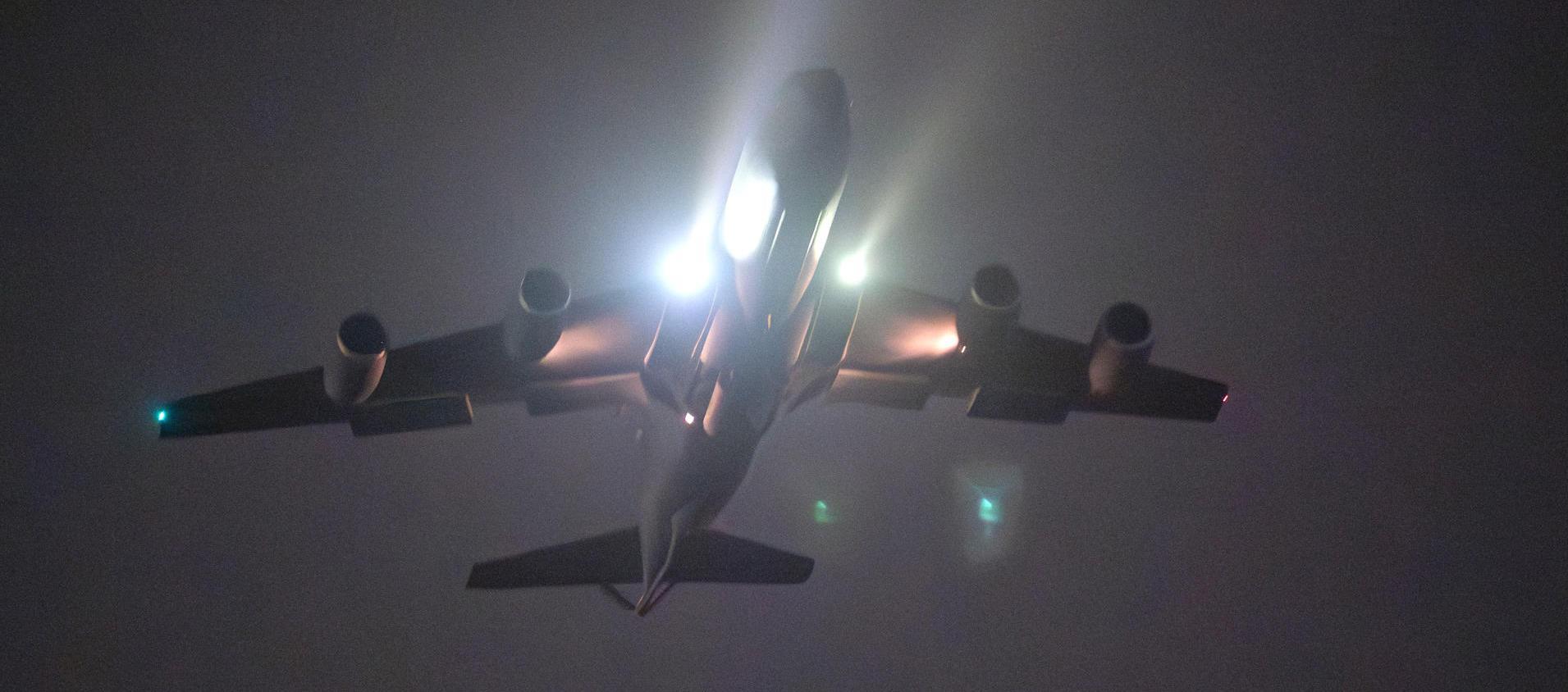 Avión cisterna KC-135 Stratotanker despegando para brindar apoyo a la Operación Ataque Ojo de Halcón.