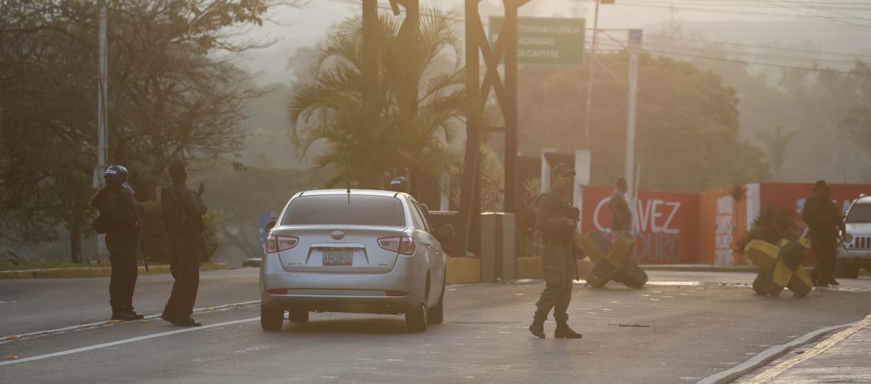 Militares custodian el Fuerte Tiuna, sede del Ministerio de Defensa de Venezuela. 