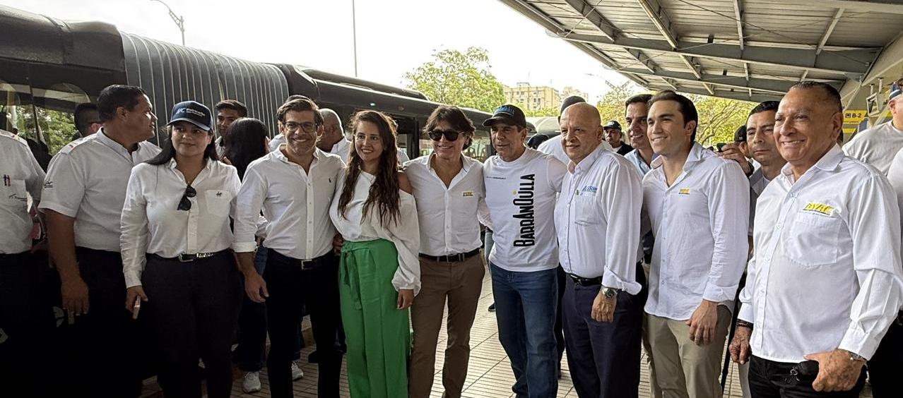 Alcalde Char junto a las directivas de Gases del Caribe y Transmetro.