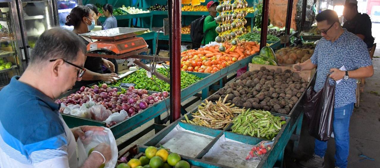 Compradores en las instalaciones de Granabastos. 