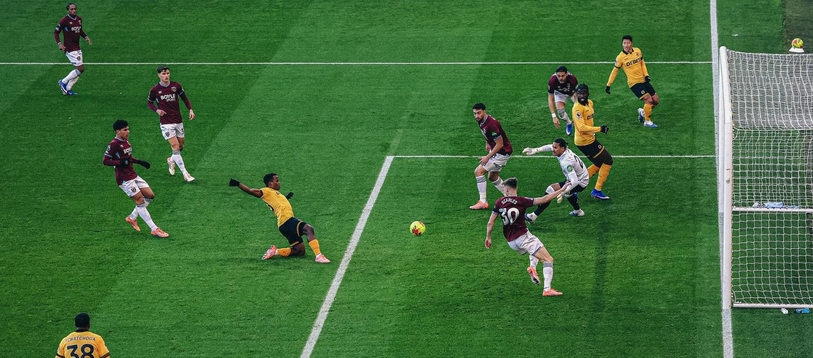 Acción en la que Jhon Arias marca el primer gol del Wolverhampton ante el West Ham.