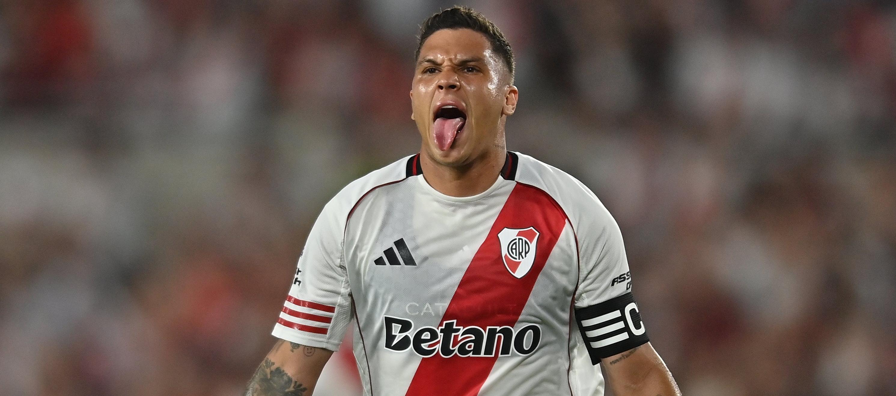 Juan Fernando Quintero celebra uno de sus goles ante Gimnasia y Esgrima. 