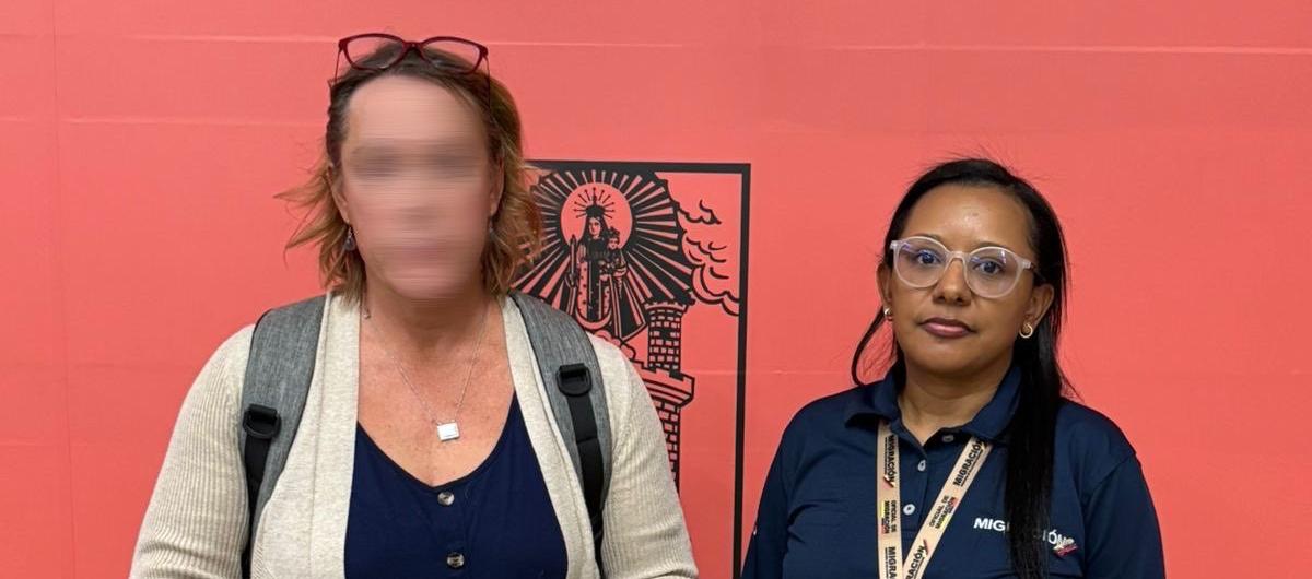 Mujer estadounidense inadmitida en Colombia. 