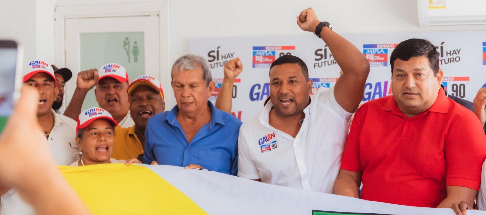 Óscar David Galán junto al movimiento comunal.